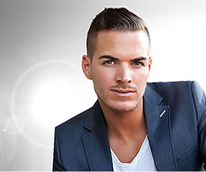 Junger Mann mit modischer Frisur. Friseur Frankfurt Vis-a-Vis Frankfurt Riederwald.